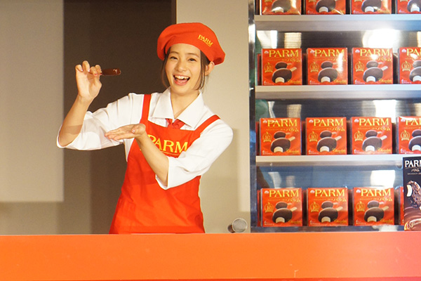 期間限定カフェ「パルムアニバーサリー」オープン！足立梨花は「あ〜ん」でアイスを食べさせてほしい願望