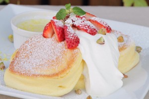 「幸せのパンケーキ」期間限定メニュー「国産いちごのストロベリーチーズフォンデュパンケーキ」新発売