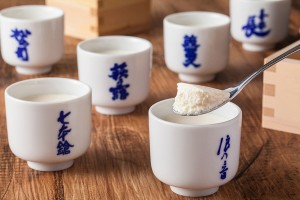 父の日に最適　六つの酒蔵の酒粕使用「湖のくに生チーズケーキ」