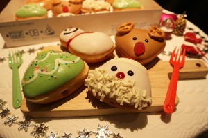 クリスピークリームドーナツのクリスマス 見た目もかわいいサンタ、トナカイ、ツリー登場