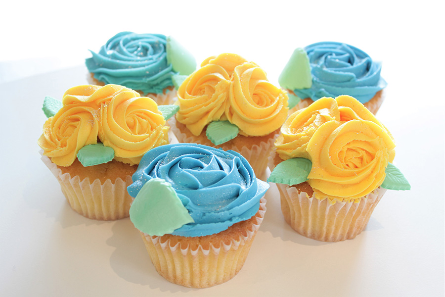 ローラズ カップケーキ ホワイトデー限定 青と黄色の薔薇のカップケーキ発売 甘党男子 スイーツ男子のためのスイーツ情報サイト ローラズ カップケーキ ホワイトデー限定 青と黄色の薔薇のカップケーキ発売 甘党男子 スイーツ男子のためのスイーツ情報サイト