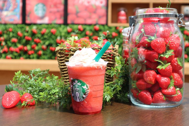 イチゴ過ぎるフラペチーノ新発売！話題のスターバックス イチゴビニールハウス店に行ってきた