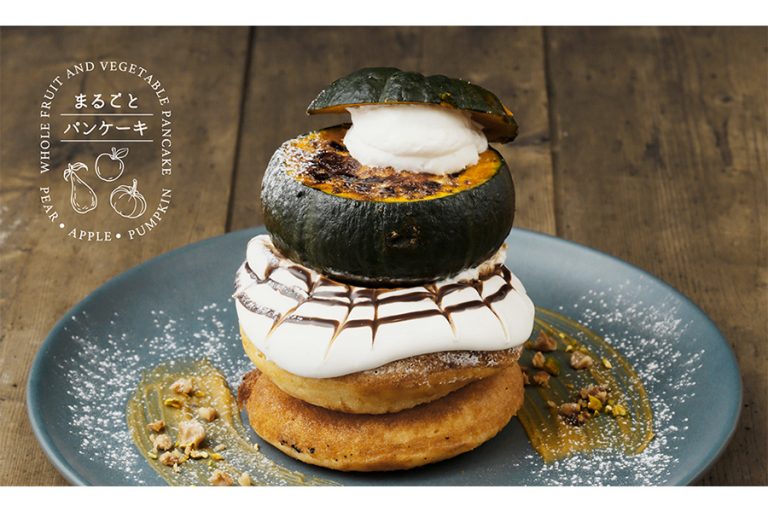 「秋映え」スイーツは “まるごと” かぼちゃ・林檎がのったパンケーキ‼ビブリオテークからインパクト大の月替わり限定パンケーキが登場