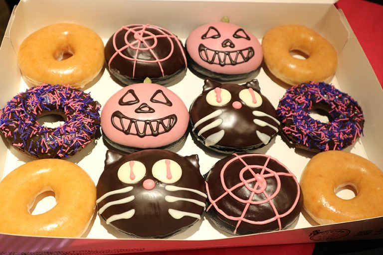 クリスピークリームドーナツのハロウィンは「BLACK OR PINK?」黒とピンクの限定ドーナツ新発売