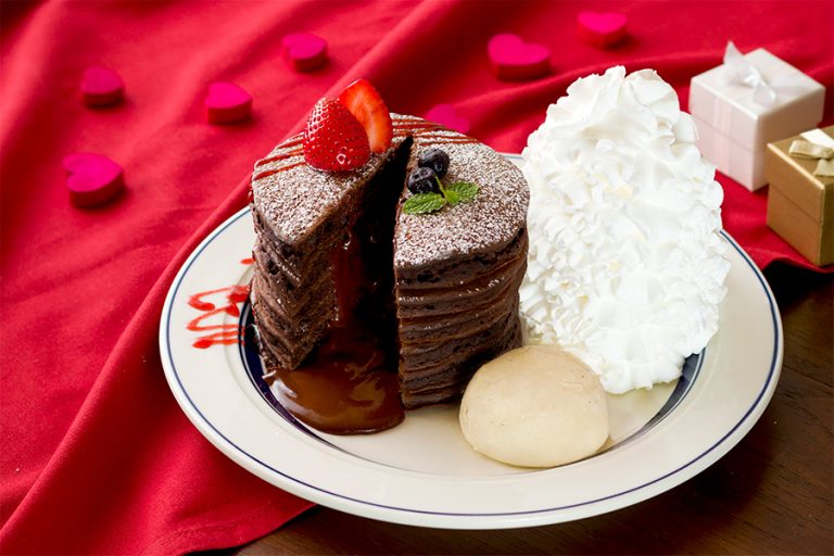 エッグスンシングスから濃厚チョコレートがトロリと溢れ出す「フォンダンショコラパンケーキ」が登場！