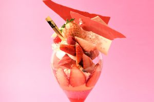 日比谷デリーモ 期間限定プレミアムパフェ「淡雪姫」発売 桜色いちご「淡雪」とルビーチョコが織りなすファンタジー