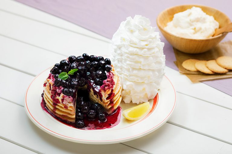 エッグスンシングス「令和」最初のパンケーキは爽やかな甘みのブルーベリー！「ブルーベリーレアチーズパンケーキ」が期間限定で登場！