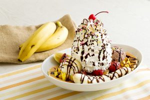 エッグスンシングス 賑やかなパフェ風パンケーキ「バナナスプリットパンケーキ」登場