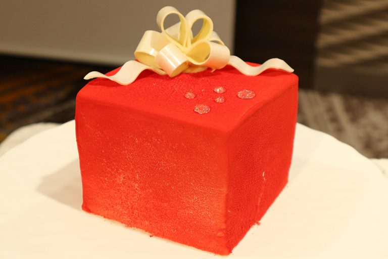 京王プラザホテル「クリスマスケーキコレクション2019」7層構造 真紅のプレゼントボックスケーキ登場