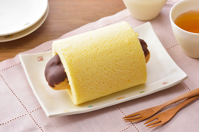 コージーコーナー 「エクレア×ロールケーキ」組み合わせたらこうなった！ハイブリッドスイーツ新登場