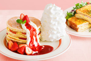 Eggs ’n Things 春の新作「いちごのミルフィーユパンケーキ」登場