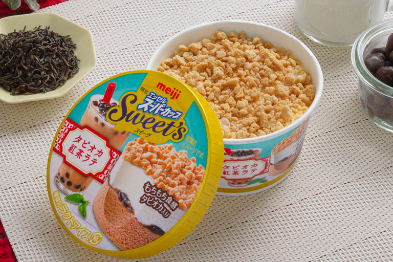 スーパーカップSweet’s タピオカ入り黒みつソース×紅茶クッキーの食感が癖になる「タピオカ紅茶ラテ」新発売