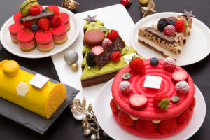 サダハルアオキのクリスマスケーキ　マカロン生地のフレジエ、モミの木型ピスタチオケーキなど5種類登場