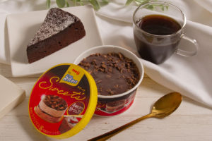 エッセル スーパーカップSweet’s「4層仕立てのガトーショコラ」ブランデー香る濃厚チョコレートソース