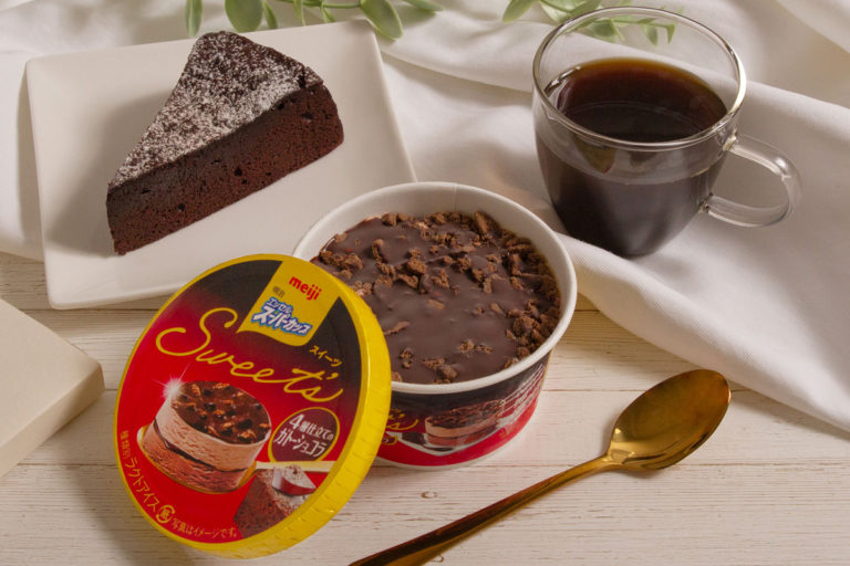 エッセル スーパーカップSweet’s「4層仕立てのガトーショコラ」ブランデー香る濃厚チョコレートソース