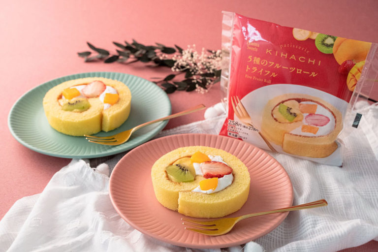 ファミリーマートのKIHACHI監修フルーツたっぷり「5種のフルーツロール　トライフル」