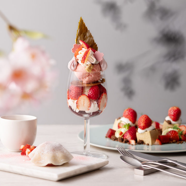 銀座フルーツサロン「いちごと桜」華やかなパフェと春を彩るスイーツのフルコース