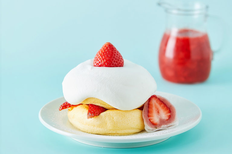 いちごソースかけ放題！FLIPPER’S「奇跡のパンケーキ いちごの三姉妹」あまおう×とちあいか×とちおとめ