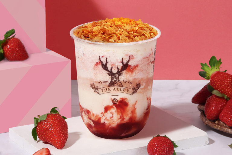 フレッシュ苺とカリカリフレークの「カリカリストロベリーティーラテ」THE ALLEYで発売