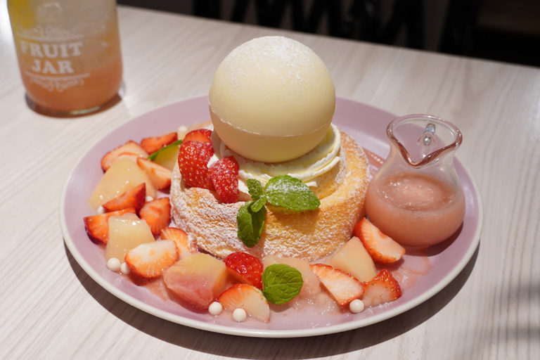 新登場「Butter」のパンケーキはパティシエ考案 苺と桃の贅沢盛り！桃ゼリーのクリームソーダも