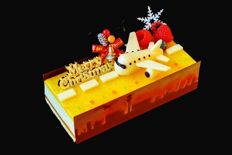 飛行機や滑走路がモチーフになったスイーツ「羽田エクセルホテル東急のクリスマスケーキ2021」