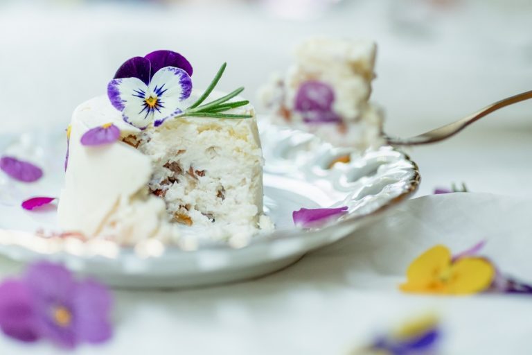 冬のチーズアイスケーキ「お花のカッサータ」が花カフェgmgm (グムグム)より販売開始