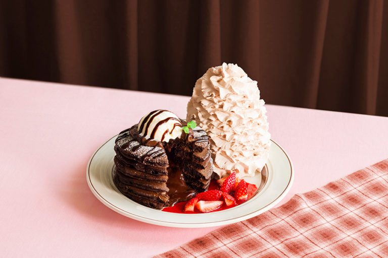Eggs ’n Thingsのバレンタインメニュー「フォンダンショコラ＆ストロベリーパンケーキ」