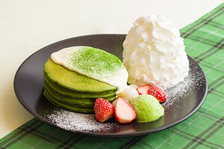 Eggs ’n Things 新作「宇治抹茶フォンダンパンケーキ」宇治抹茶ガナッシュがトロリと溢れ出す