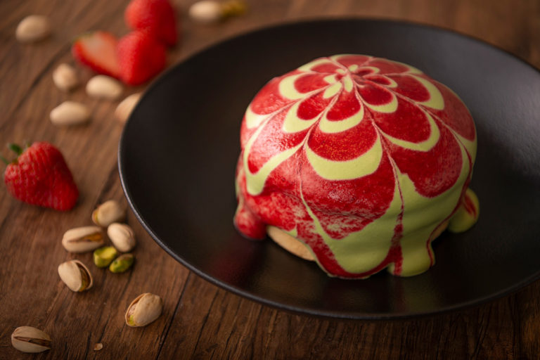 花のように広がるパンケーキ 期間限定「北海道いちご＆ピスタチオ」ISHIYA NIHONBASHI
