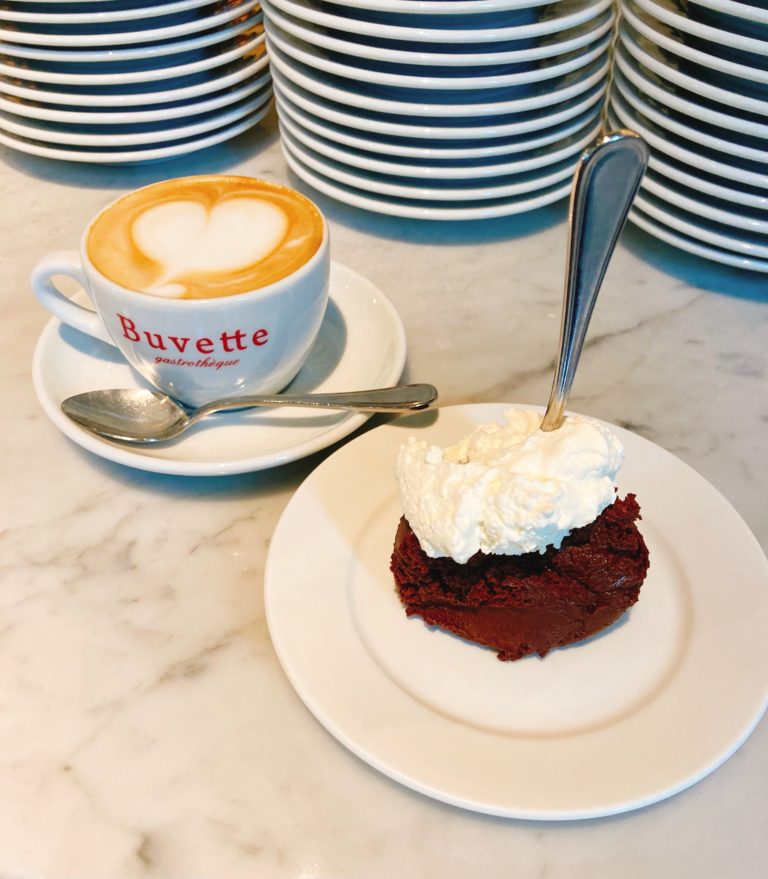 斬新！スプーンが刺さっていると話題のチョコレートムース
