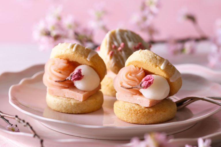 【ベイカーズ ゴナ ベイク】“日本の春”がテーマの桜香るスコーンサンドや苺とピスタチオスコーン登場
