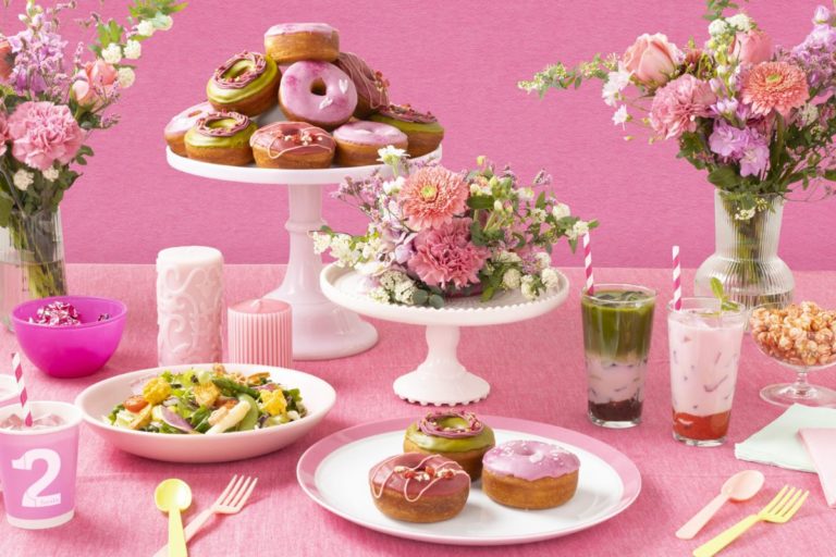 プラントベースフードブランド「2foods」春の訪れを感じるストロベリーや桜のドーナツが登場