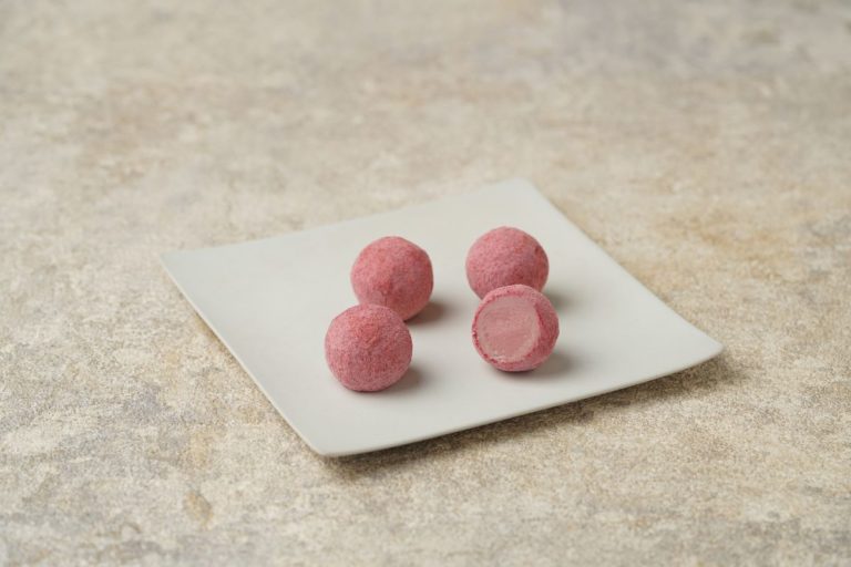 ホワイトデーにはいちごスイーツ 「和楽紅屋」 あまおう苺を使ったトリュフやいちごチョコサンドを販売