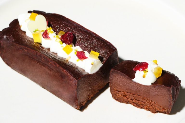 【ケンズカフェ東京×LEON】ホワイトデー限定スイーツ “本気のあのコだけに贈りたいガトーショコラ”