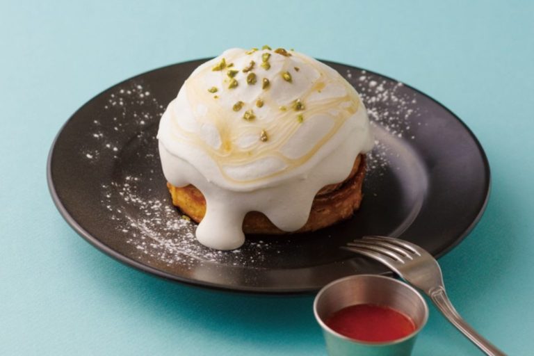 ホワイトデー限定 ふわとろヨーグルトホイップがフレンチトーストを包む！“雪崩ケーキ”仕立ての一皿登場