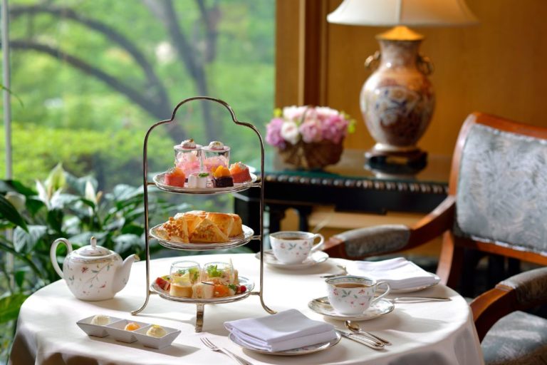 【ホテル椿山荘東京】旬の桃をたっぷり！瑞々しいとろっとした味わいの「ピーチアフタヌーンティー」
