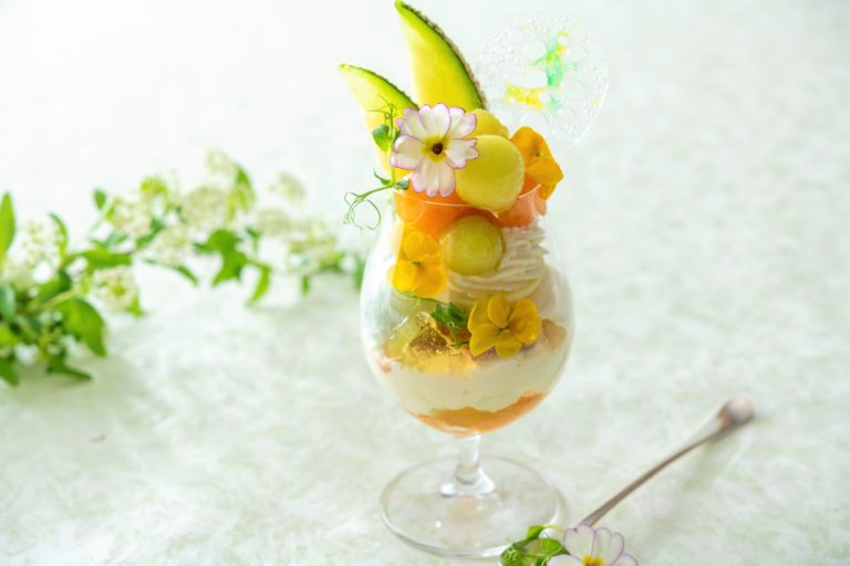 初夏を彩る”メロンづくし”のパフェを絶景ラウンジで！旬のメロンを使用した大人のための極上パフェ登場