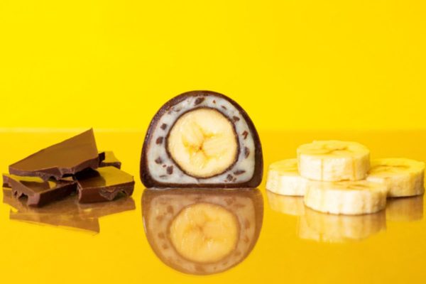 【亀屋万年堂】冷やすとチョコがパリッ!?屋台のチョコバナナがやみつきの大福に!『チョコバナナ大福』