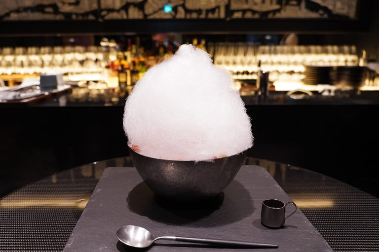 インパクト大！綿あめが乗ったかき氷　中から出て来たのは…　表参道INTERSECT BY LEXUS