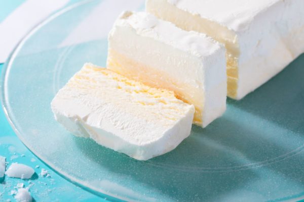 【生クリーム専門店ミルク】凍らせて美味しい「生クリームアイスケーキ」出来立ての美味しさを閉じ込めて