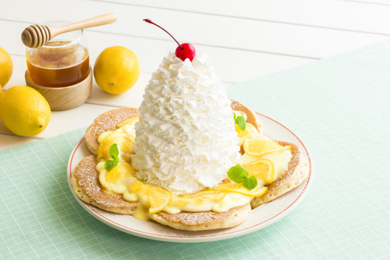 【Eggs ’n Things】暑い夏をたっぷり楽しむ「はちみつレモンパンケーキ」など期間限定販売