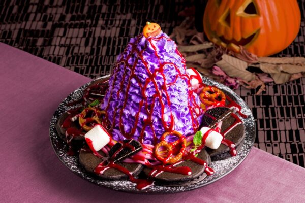 【Eggs ’n Things】今年のハロウィンはダークな雰囲気たっぷり！「ハロウィンパーティーパンケーキ」販売