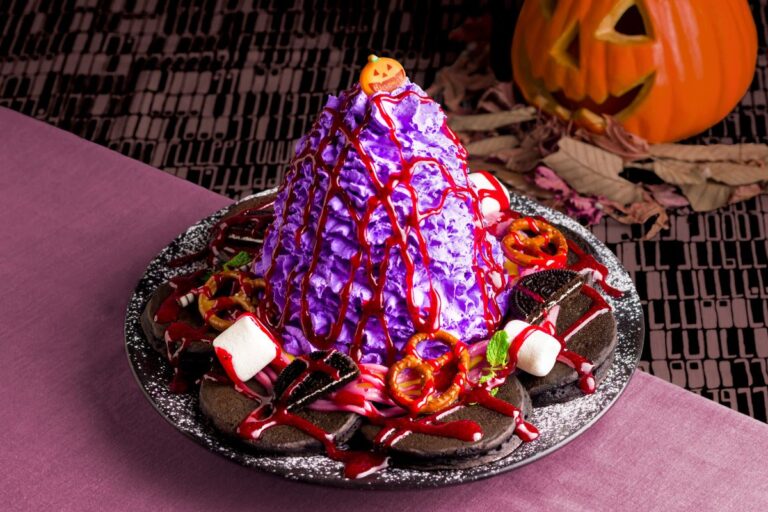 【Eggs ’n Things】今年のハロウィンはダークな雰囲気たっぷり！「ハロウィンパーティーパンケーキ」販売