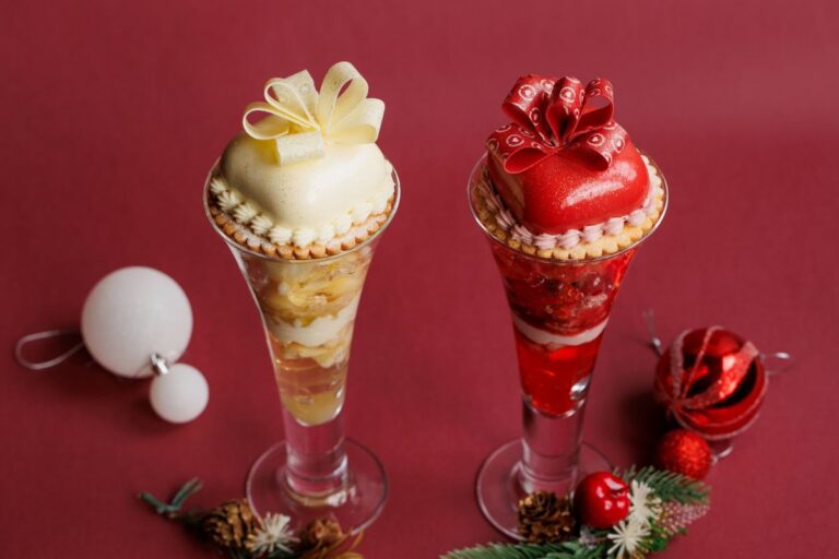 【SALON BAKE & TEA】“赤”と“白”のクリスマスプレゼントをイメージした新作パフェ登場！