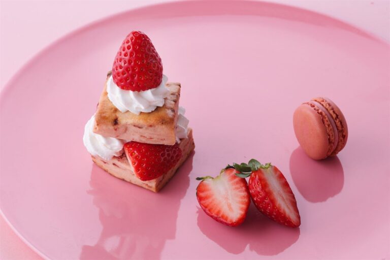 【ホテルニューオータニ幕張】いちごスコーンサンド&いちごマカロンにフレッシュいちご！期間限定特別プレート新登場！