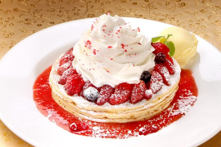 クア・アイナの冬限定人気メニュー！彩り華やかな「クリスマスパンケーキ」が12月6日～12月25日期間限定登場！