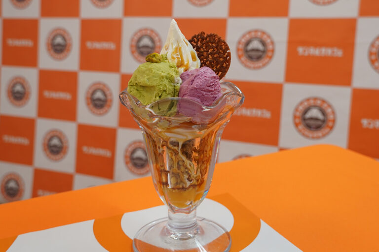 サンマルクカフェ　札幌人気パフェ店「パフェ佐藤」監修「ピスタチオとカシスの塩キャラメルパフェ」