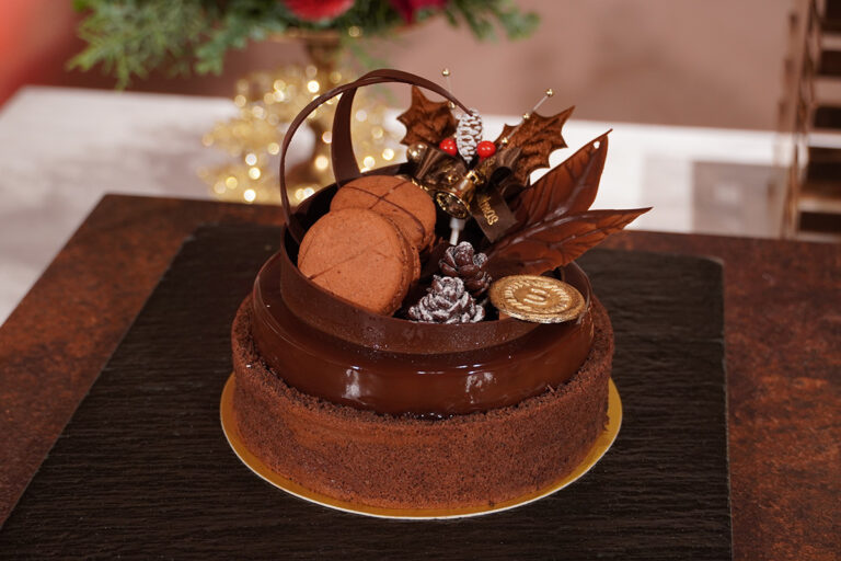 横浜ベイシェラトン「クリスマスケーキ2025」希少チュアオチョコのケーキなど3品登場