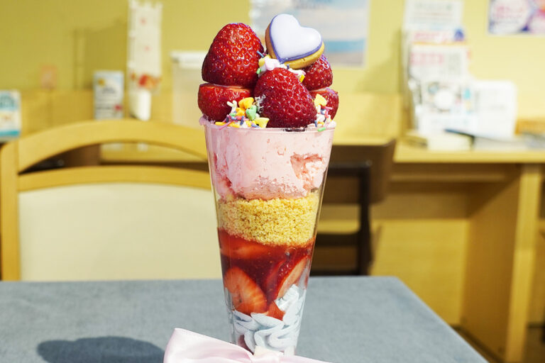 岡山県産「晴苺」を贅沢に堪能！宝石のような限定パフェ登場　新橋アンテナショップでスイーツフェア