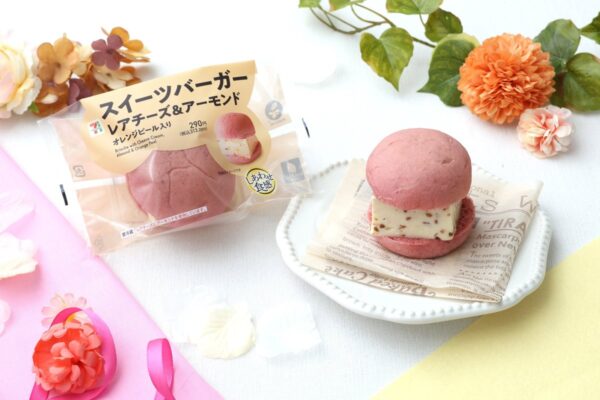 セブン-イレブン「スイーツバーガー レアチーズ&アーモンド」ピンク色ブリオッシュでサンド